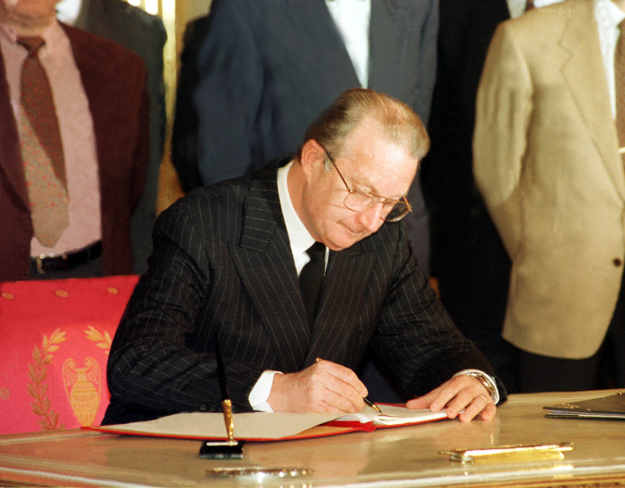 CONSTITUTION-NEW TEXT-1994-ALBERT II-SIGNING