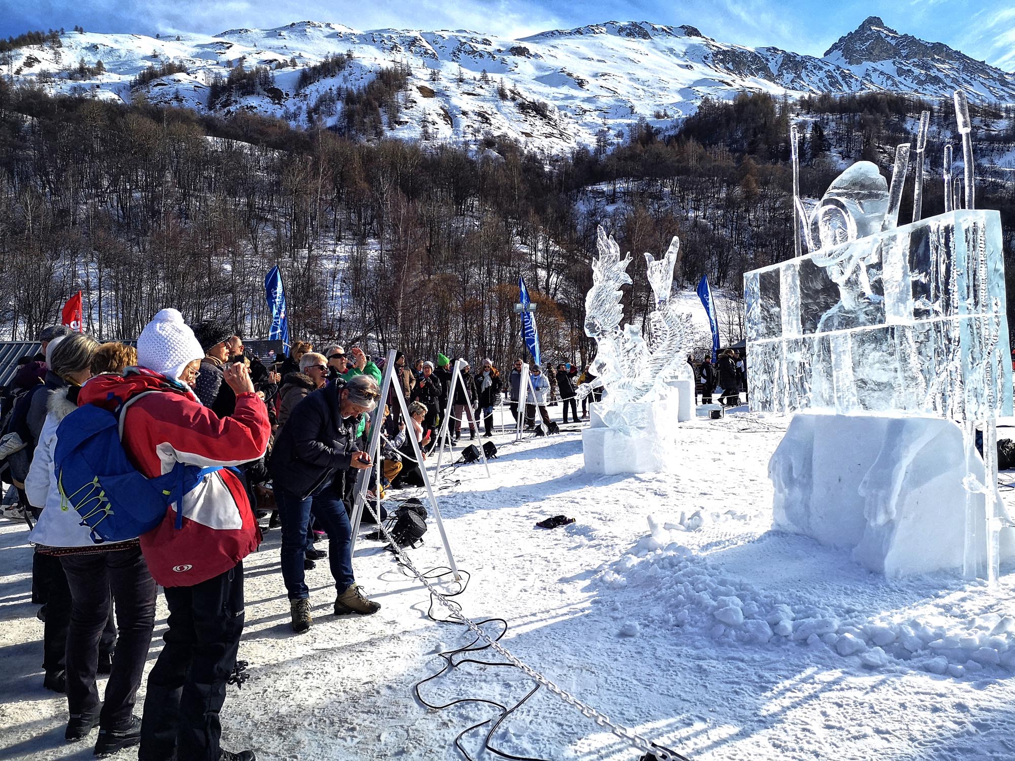 Valloire attire de nombreux touristes au cours de ses concours de sculpture sur glace et sur neige.