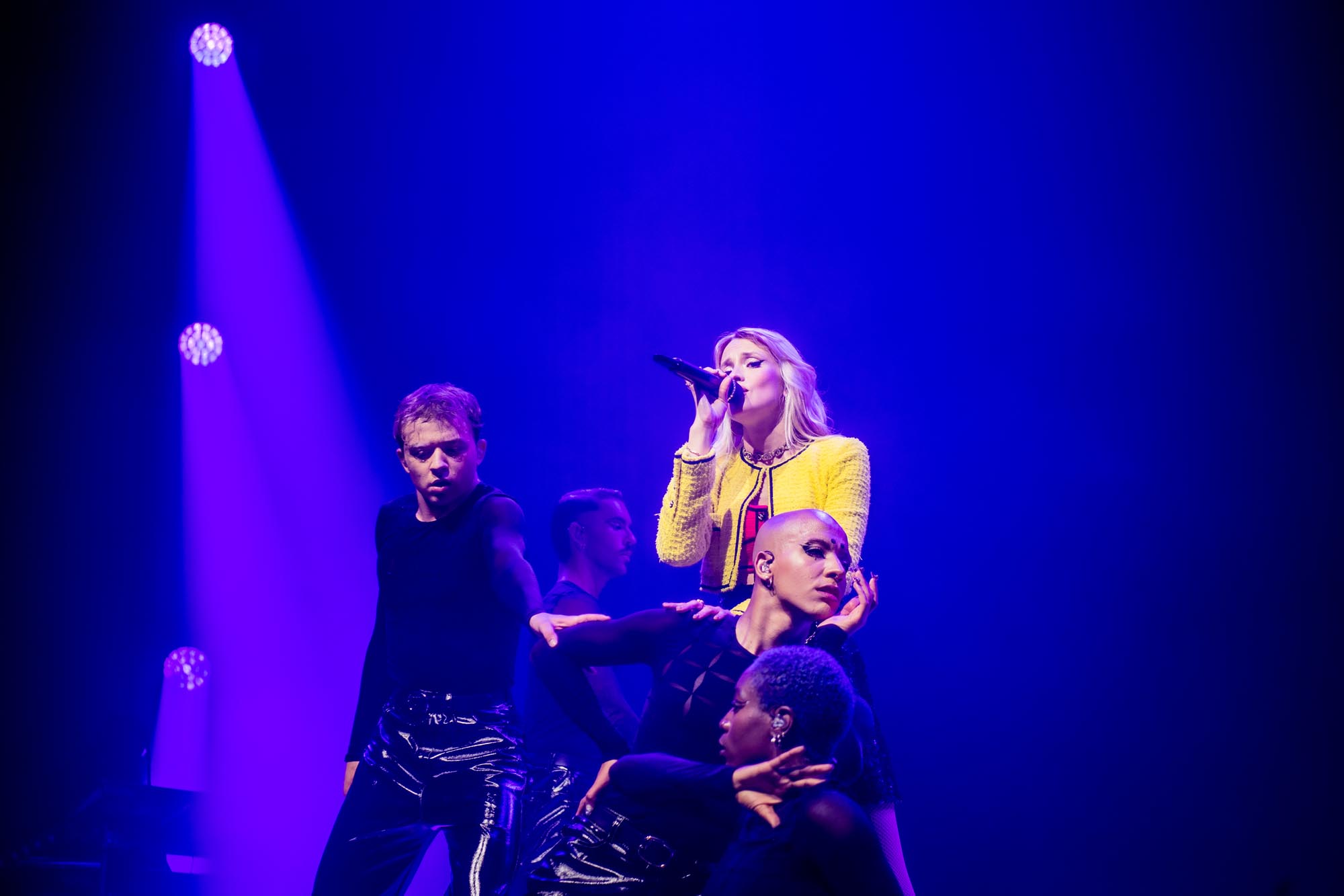 Concert d'Angèle : Combien de personnes travaillent avec Angèle ? C’est quoi, un tourbus ? Et à quoi ressemble une journée de concert ?